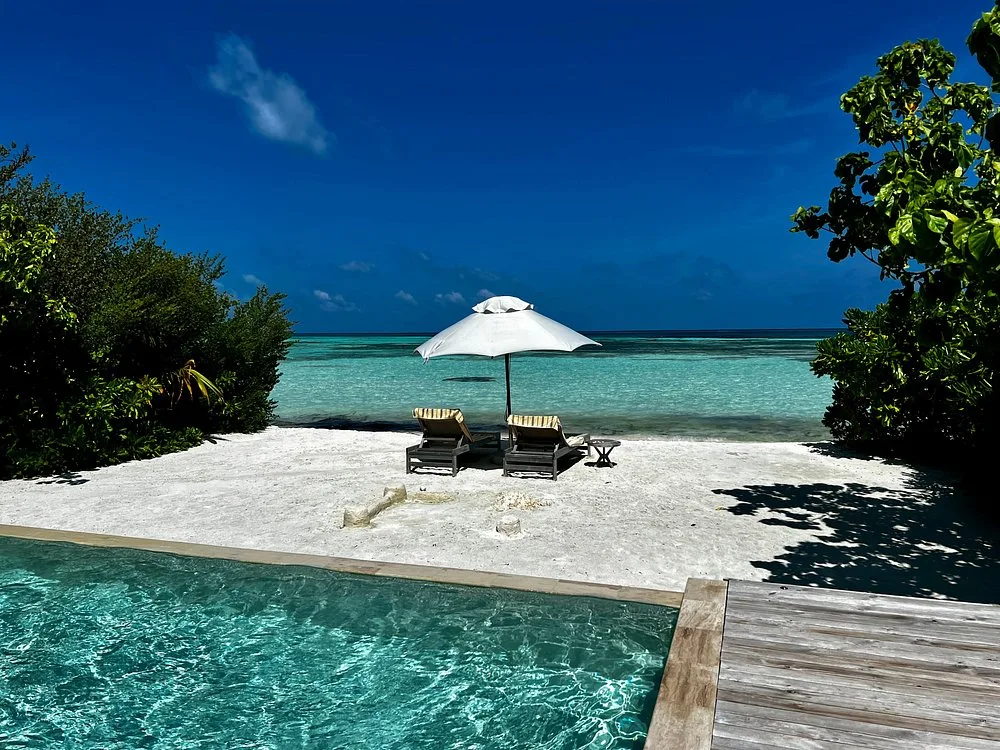 Jawakara Islands Maldives 5*: Бассейн и пляж 5