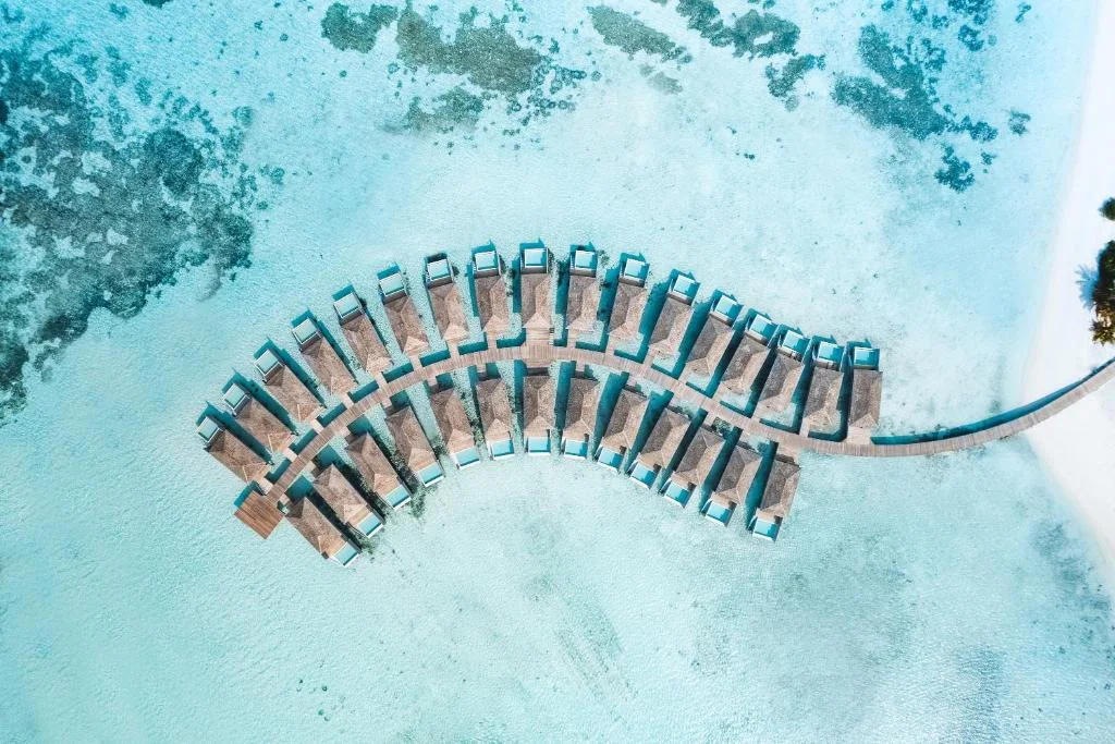 Вилла Dheru над водой с бассейном - фото 2